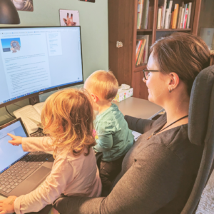 Familie und Karriere entspannt miteinander vereinbaren. Sich nicht zwischen Beruf und Kindern entscheiden müssen. Home-Office mit Kind..