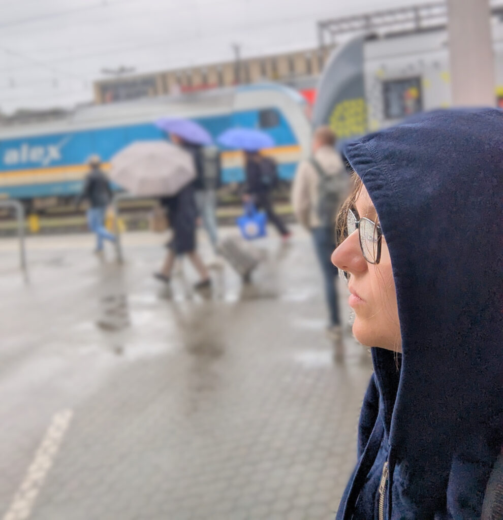 Mama im Alltag zwischen Familie, Studium und Online Business – Gedanken sortieren bei einer bewussten Pause am Bahnhof